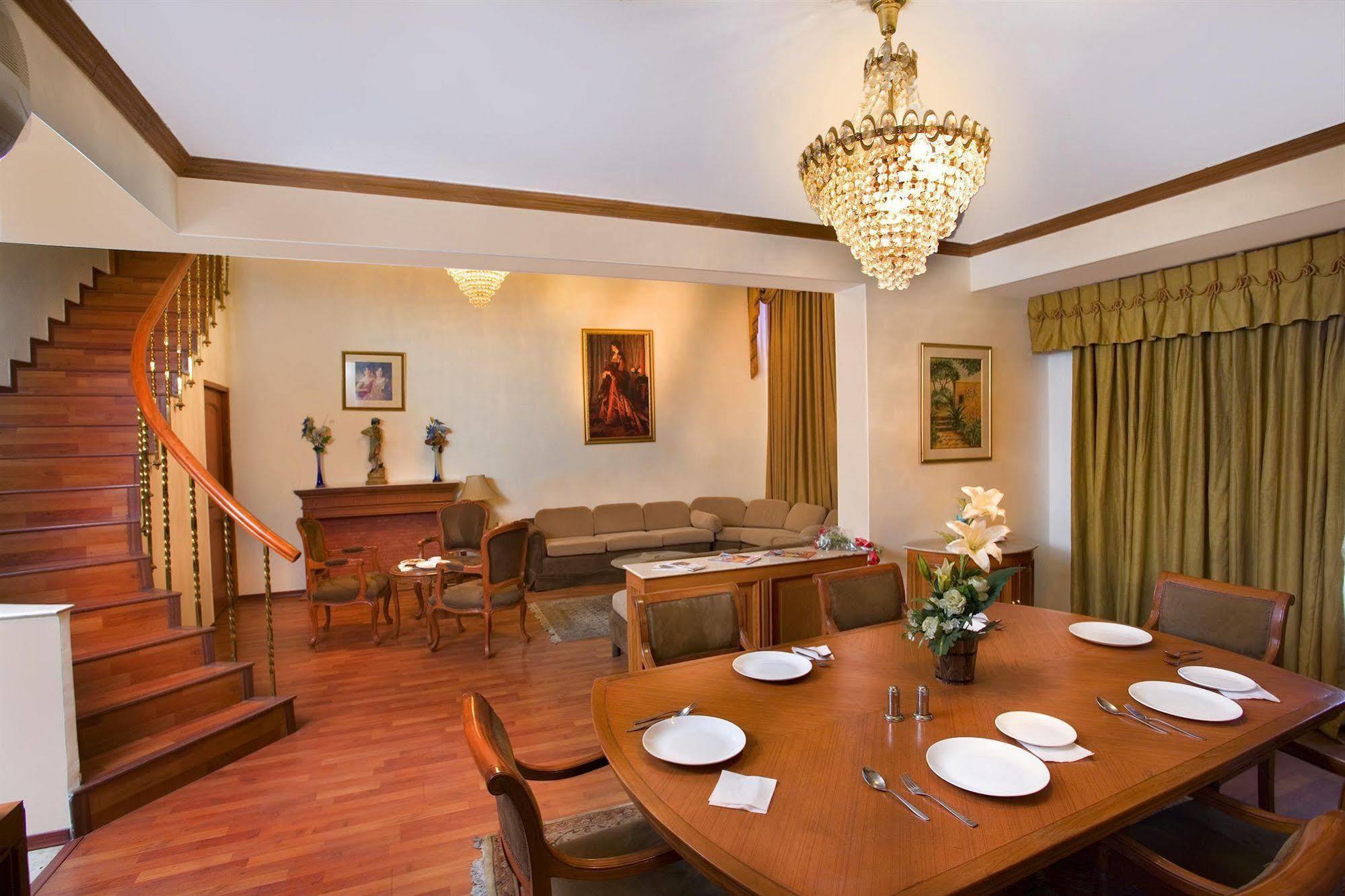 The Bmk Hotel Új-Delhi Kültér fotó
