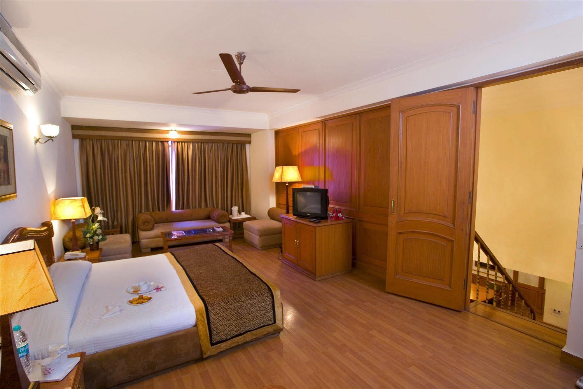 The Bmk Hotel Új-Delhi Kültér fotó