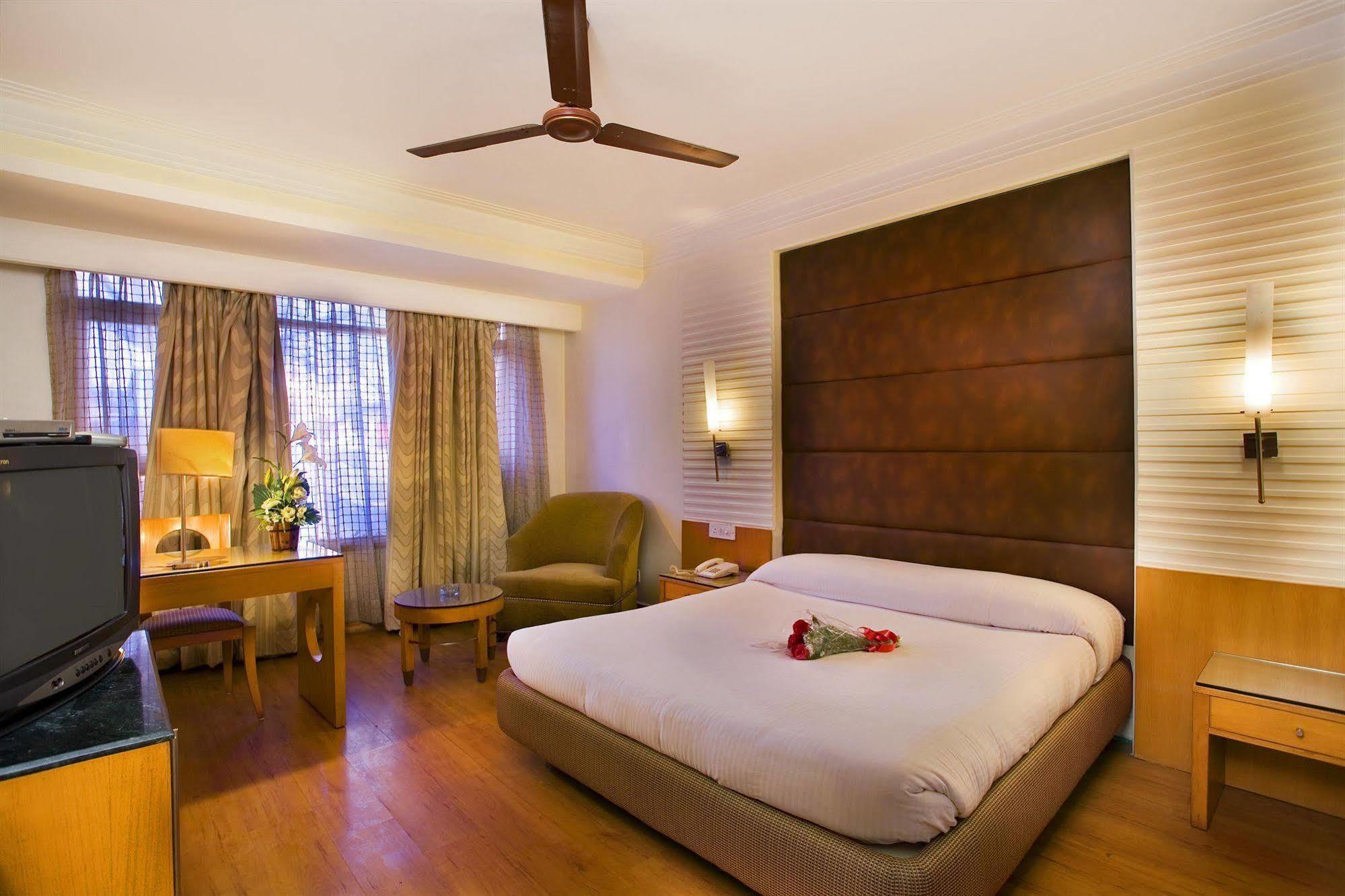 The Bmk Hotel Új-Delhi Kültér fotó