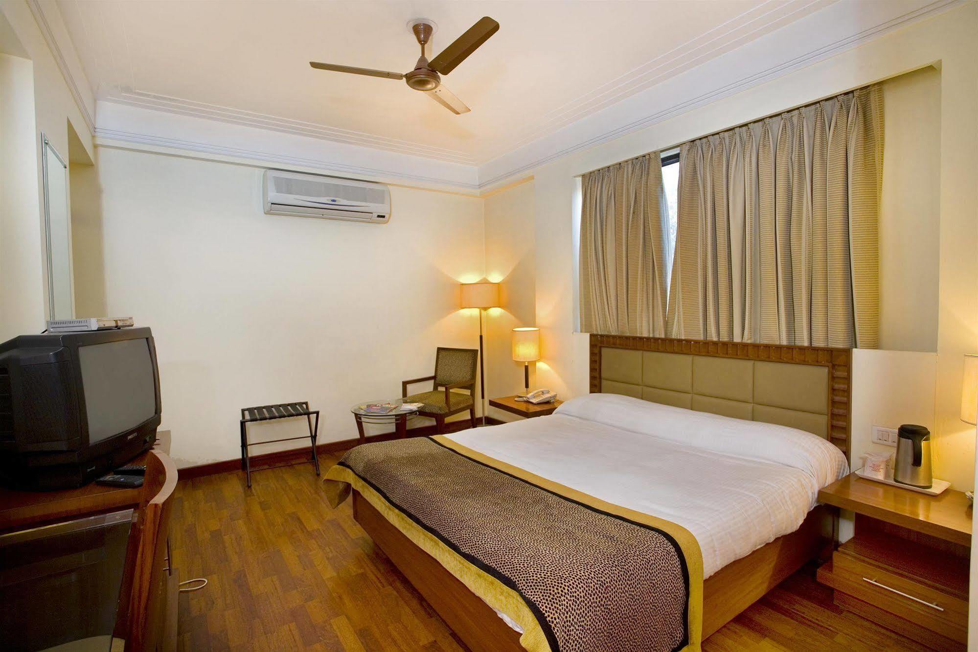 The Bmk Hotel Új-Delhi Kültér fotó